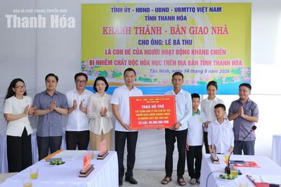 Chủ tịch UBND tỉnh Tô Anh Dũng trao kinh phí hỗ trợ và bàn giao nhà cho các gia đình chính sách
