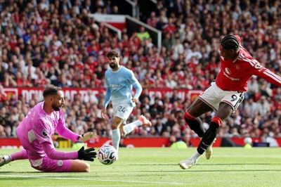 Haaland ghi bàn, Man Utd đá hơn người vẫn thua Man City 0-1