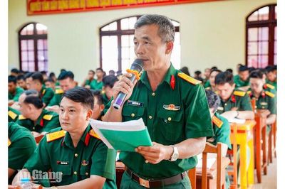 Bộ Tư lệnh Quân khu 9 đối thoại dân chủ với Lữ đoàn Pháo binh 6