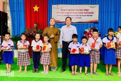 Trao hỗ trợ trị giá 120 triệu đồng cho học sinh xã Phú Hòa và Định Mỹ