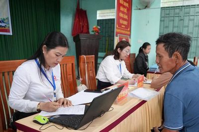 Về thôn hỗ trợ làm thủ tục hành chính
