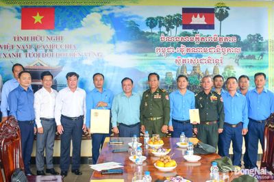 Thăm và tặng quà lực lượng tìm kiếm, quy tập hài cốt liệt sĩ tại Vương quốc Campuchia