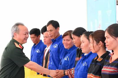 Dệt màu xanh ấm no trên miền biên viễn