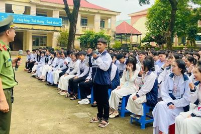 Hơn 1.700 học sinh được tuyên truyền giáo dục pháp luật về ATGT và an ninh học đường