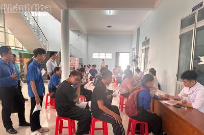 Hơn 100 người tham gia hiến máu tình nguyện khẩn cấp