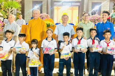 Trao 500 phần quà Trung thu cho thiếu nhi phường Ninh Chử