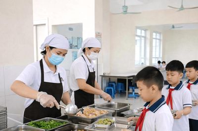 Khẩn trương ban hành quy định về tổ chức bữa ăn bán trú
