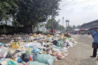 Rác ùn ứ tại nhiều tuyến đường ở Phường 1 Bảo Lộc do nhà máy tạm dừng tiếp nhận,