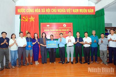 Bàn giao Nhà Đại đoàn kết cho gia đình có hoàn cảnh khó khăn tại phường Yên Sơn