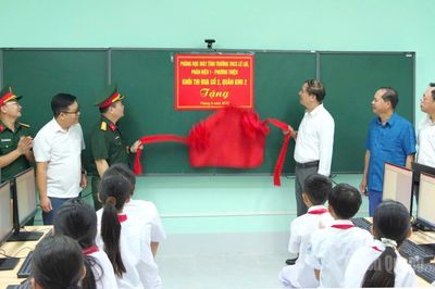 Trao tặng phòng máy tính trị giá 360 triệu đồng cho học sinh THCS Lê Lợi