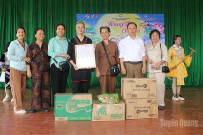 Quỹ từ thiện chùa Diên Quang trao quà Trung thu cho học sinh Minh Ngọc, Giáp Trung, Trung tâm Công tác xã hội Hà Giang