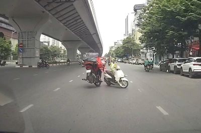 Shipper phóng nhanh gây tai nạn, xe máy lộn nhào giữa đường