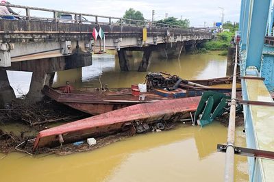 Quảng Trị: Khẩn trương xử lý hai sà lan còn đang mắc kẹt dưới cầu Mỹ Chánh