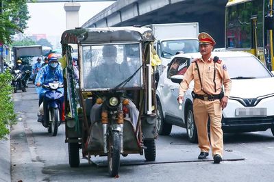 Hà Nội: Xử lý nhiều tài xế giả danh thương binh, lái xe ba bánh chở hàng cồng kềnh