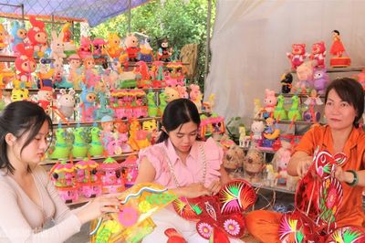 Người 20 năm giữ nghề làm lồng đèn Trung thu truyền thống
