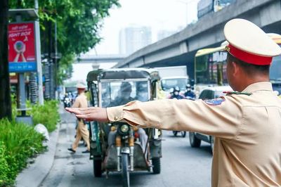 Hà Nội: Cảnh sát giao thông xử lý nhiều xe ba bánh tự chế chở hàng cồng kềnh