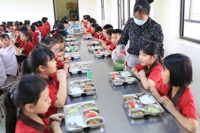 Bữa ăn học đường: Minh bạch và trách nhiệm