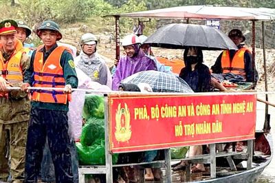 Bộ Công an và Công an Nghệ An hỗ trợ phà cho bà con vùng lũ chia cắt