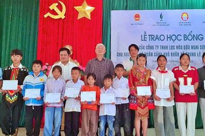 Trao 50 suất học bổng cho học sinh nghèo ở vùng cao Thanh Hóa