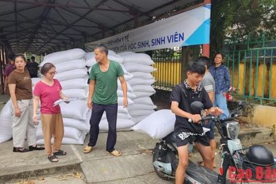 Cấp phát gần 1.800 tấn gạo cho học sinh