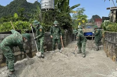 Đồn Biên phòng Cửa khẩu quốc tế Tà Lùng giúp dân làm đường nông thôn