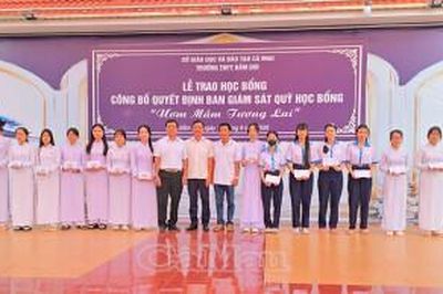 Trao 120 suất học bổng tiếp sức học sinh vượt khó