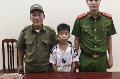 Nhặt được balo chứa gần 51 triệu đồng, nam sinh lớp 5 lập tức làm một việc khiến nhiều người nể