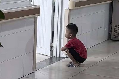 Cảnh tượng trước cửa phòng sinh khiến 2 triệu người dừng lại xem, lý do phía sau gây xúc động