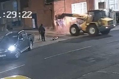Đang ngủ thì nhận cuộc gọi báo tường nhà bị... đánh sập, kiểm tra camera mới phát hiện máy ATM đã 'biến mất'