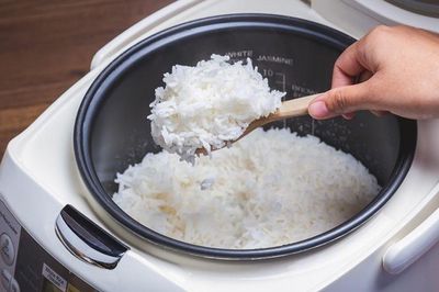 Đừng vội bỏ cơm nguội, nhưng có một điều tuyệt đối không nên làm