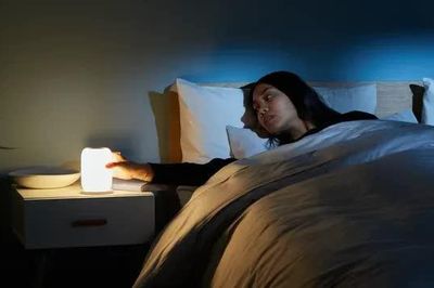 Để đèn ngủ cắm điện 24/24, gia đình nên lưu ý những điều này