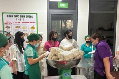 Kiểm tra đột xuất bữa ăn bán trú tại Trường Mầm non Ánh Sao