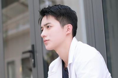'Nam thần' Y Hà Nội gây sốt: IELTS 8.0, chọn ngành ung thư, từng muốn bỏ học
