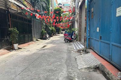 Bục bệ, cầu dẫn lấn chiếm vỉa hè: Đừng để vi phạm thành 'chuyện đã rồi'