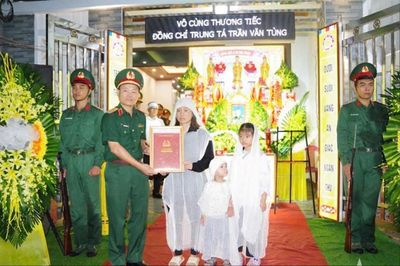 Truy thăng quân hàm Trung tá cho Thiếu tá Trần Văn Tùng hy sinh khi cứu người