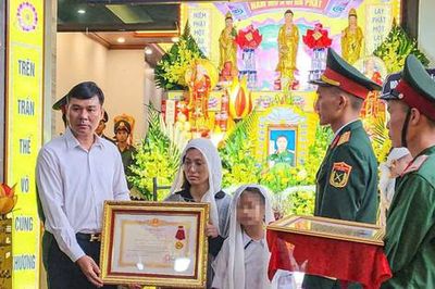 Truy tặng Huân chương Dũng cảm cho Trung tá Trần Văn Tùng hy sinh khi cứu người