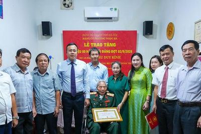 Trao Huy hiệu 80 năm tuổi Đảng cho đảng viên lão thành Chu Duy Kính