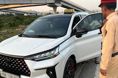 Lái xe bị phạt 13 triệu đồng khi chạy xe biển trắng thu 100.000 đồng của khách