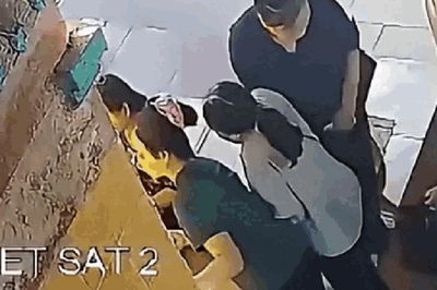 Hai phụ nữ dàn cảnh chen lấn, móc trộm điện thoại của du khách tại lễ hội ở Bắc Ninh