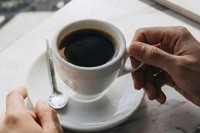 Cách uống cà phê bảo vệ huyết áp và đường huyết sau tuổi 60