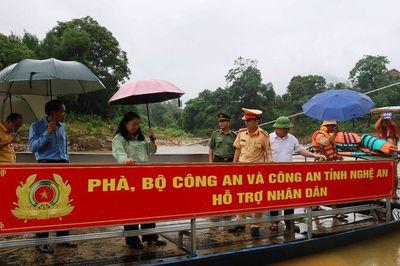Hạ thủy thuyền phục vụ người dân qua sông sau lũ