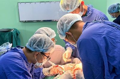 Bác sĩ nối thành công cẳng chân bị đứt lìa