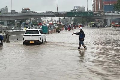 Nút giao Cổ Linh dềnh nước cục bộ sáng 15/9 sau khi Hà Nội mưa suốt đêm