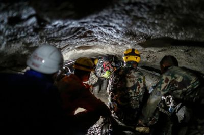 Luồng khí thắp hy vọng sống cho 6 công nhân Nepal
