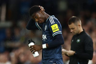 Newcastle sụp đổ trong 13 phút