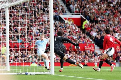 Hai trọng tài VAR bị phạt sau trận MU - Man City