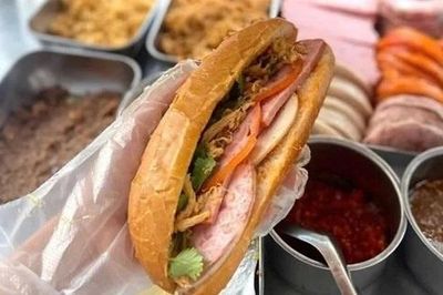 Hàng chục người nhập viện sau khi ăn ở tiệm bánh mì mới khai trương