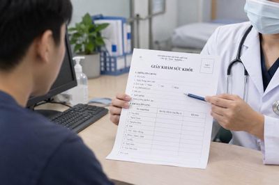 200.000 đồng, 20 phút, 9 chữ ký: Tờ giấy 'đủ sức khỏe' đang chứng nhận điều gì?