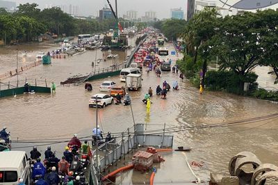 Mưa mưa lớn kéo dài, Hà Nội ngập nhiều tuyến phố