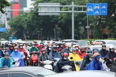 Giao thông Hà Nội ùn tắc nhiều nơi sau mưa lớn